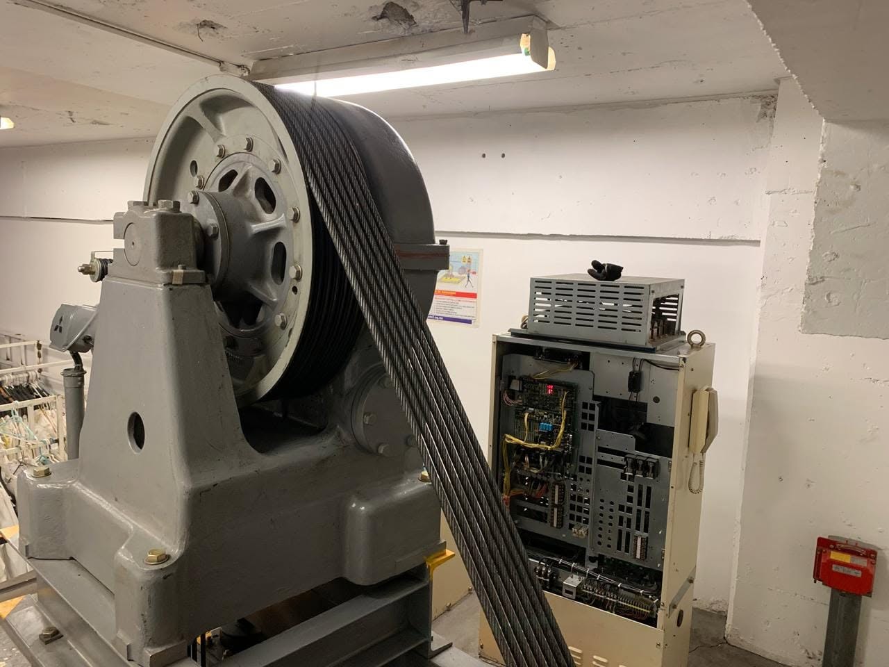 Maquinaria y cables de tracción en cuarto de máquinas de elevador