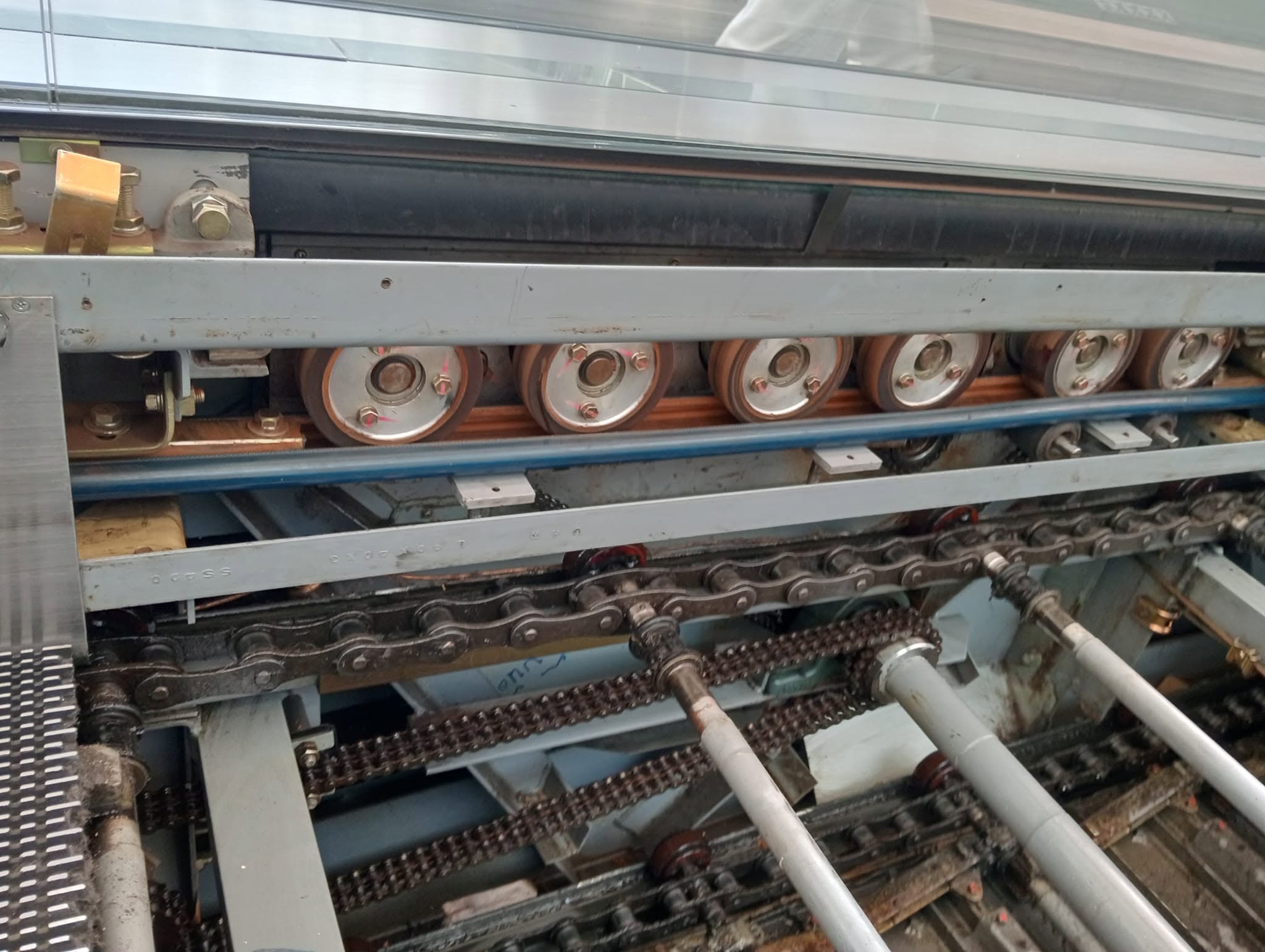 Unidad de presión con desgaste en equipo de escalera eléctrica
