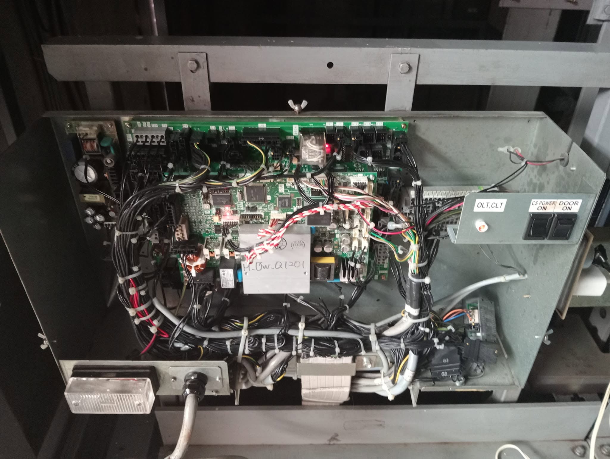 Componentes eléctricos de control de un elevador durante mantenimiento