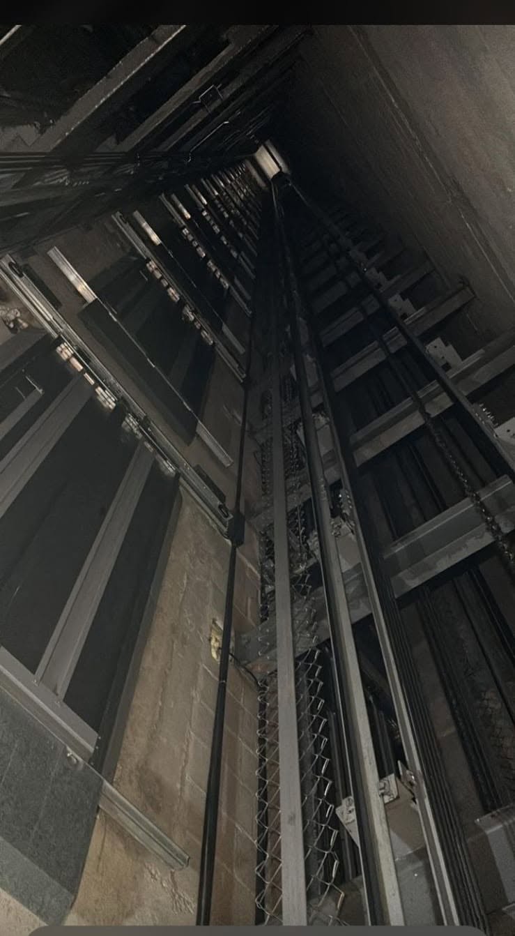 Inspección en tiro de elevador durante recorrido técnico