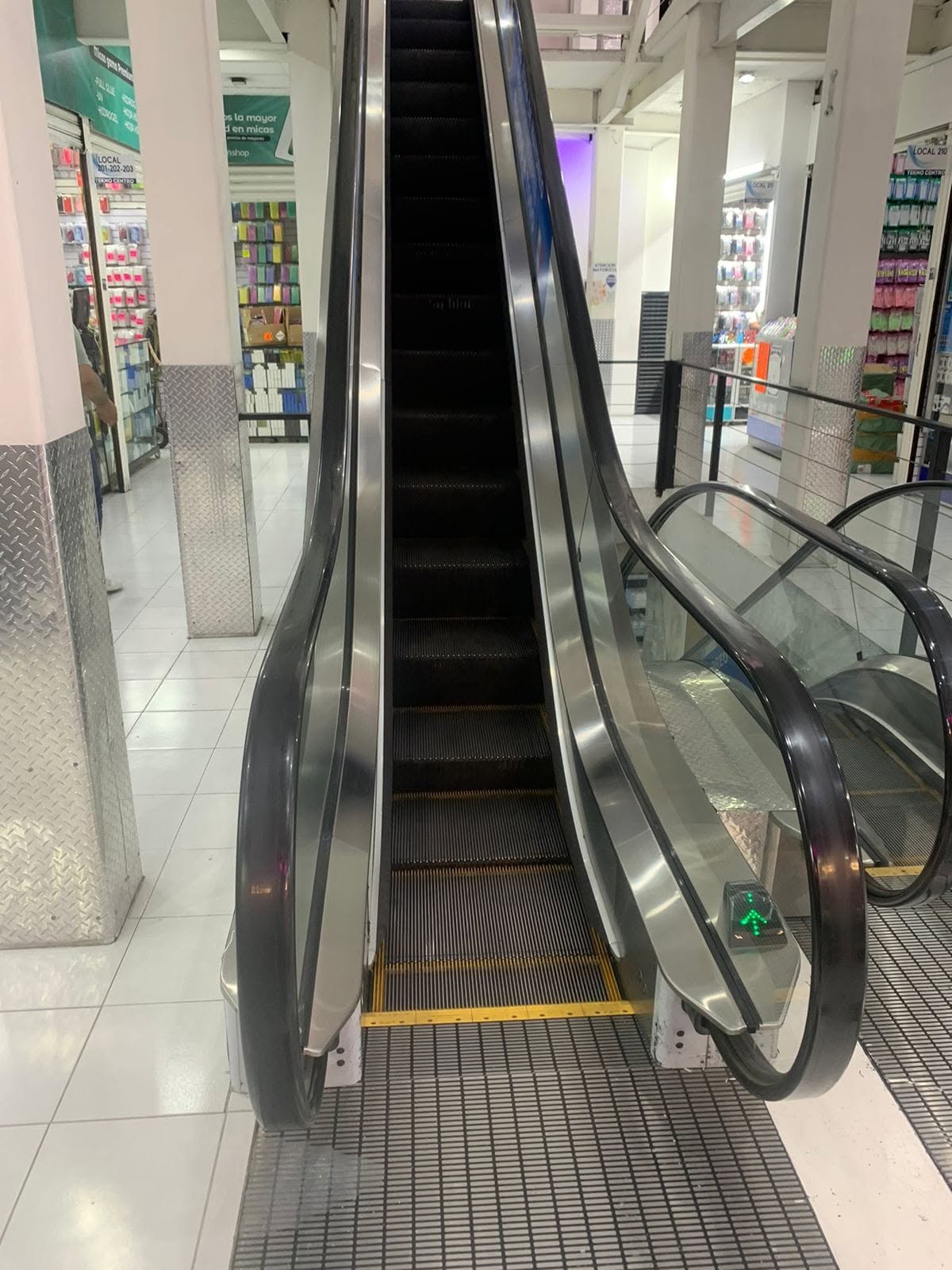 Escalera eléctrica durante labores de mantenimiento