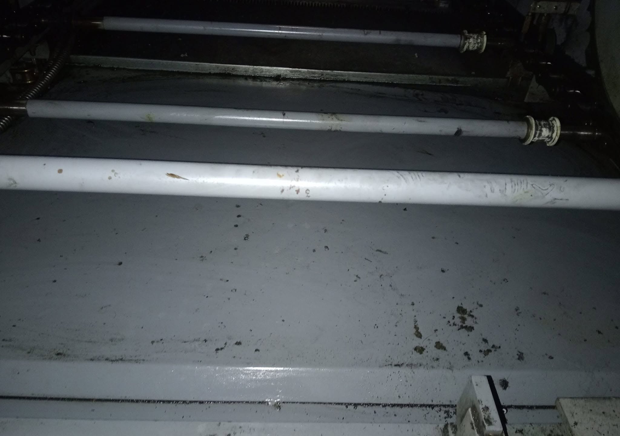 Área superior de escalera eléctrica durante limpieza de mantenimiento
